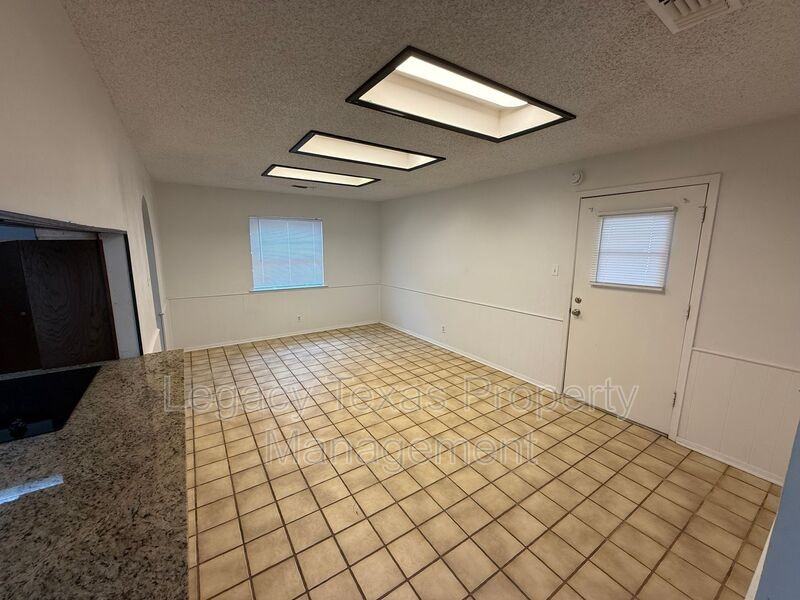 1205 Tanglewood Dr - Photo 4 of 12