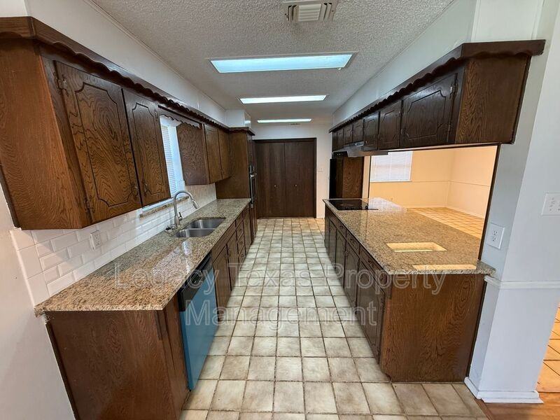 1205 Tanglewood Dr - Photo 5 of 12