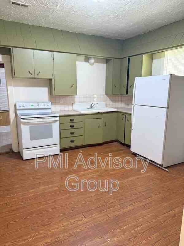 1018 Sw 22nd St - Photo 3 of 8