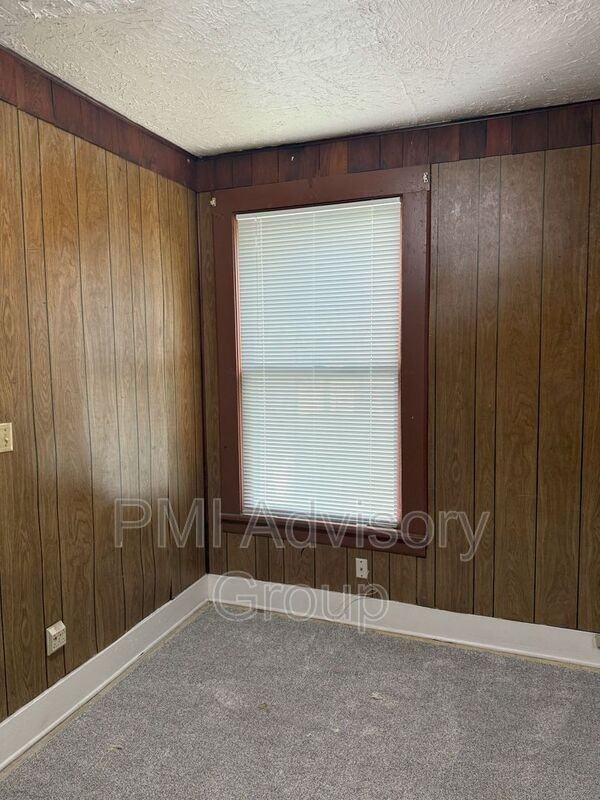 1018 Sw 22nd St - Photo 4 of 8