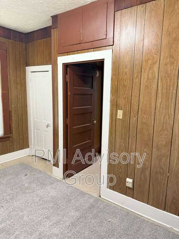 1018 Sw 22nd St - Photo 5 of 8