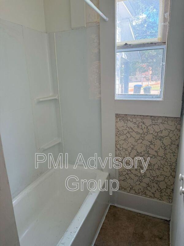 1018 Sw 22nd St - Photo 7 of 8