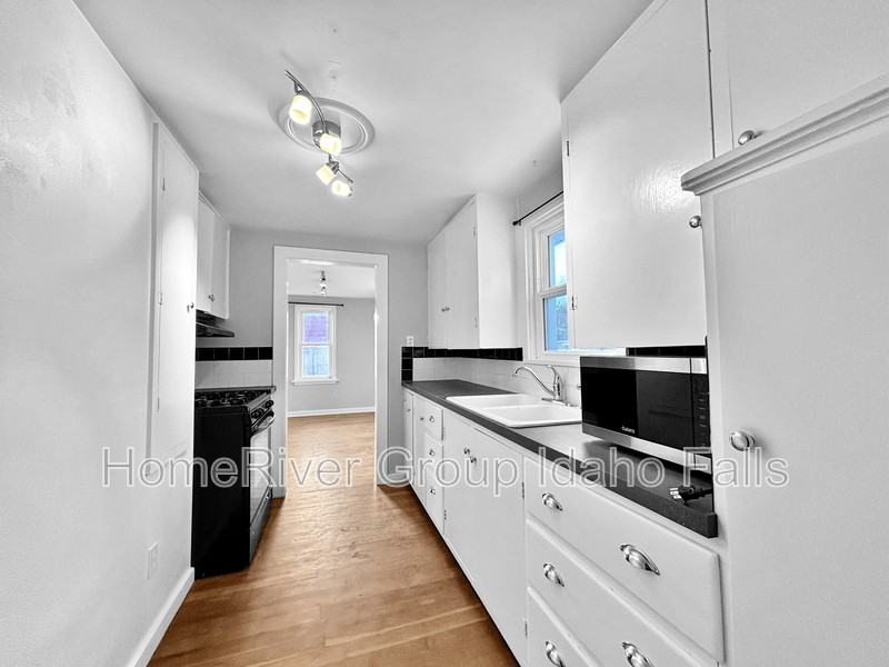 827 11th St - Photo 3 of 18