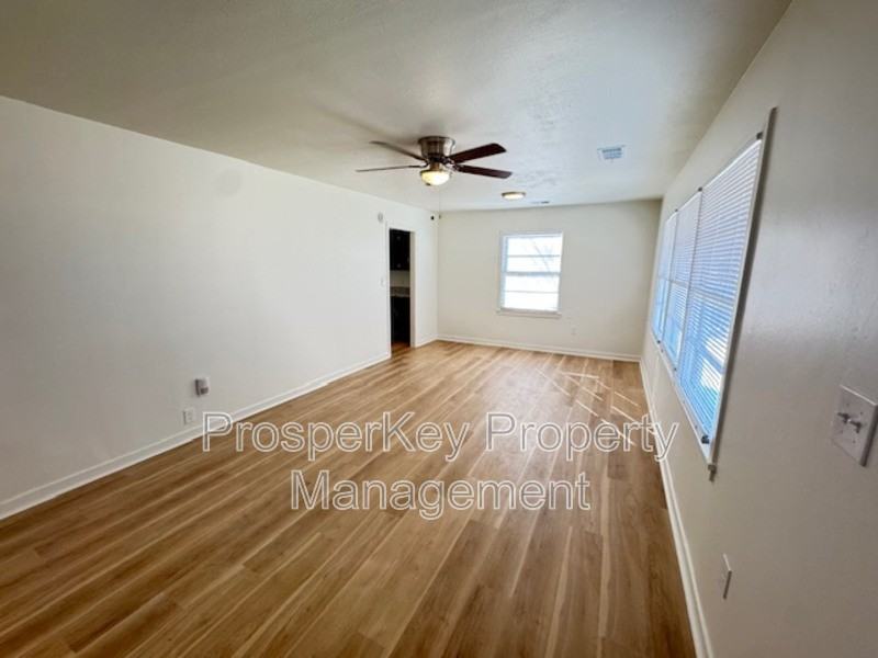 205 25th St - Photo 3 of 20