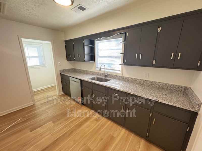 205 25th St - Photo 5 of 20