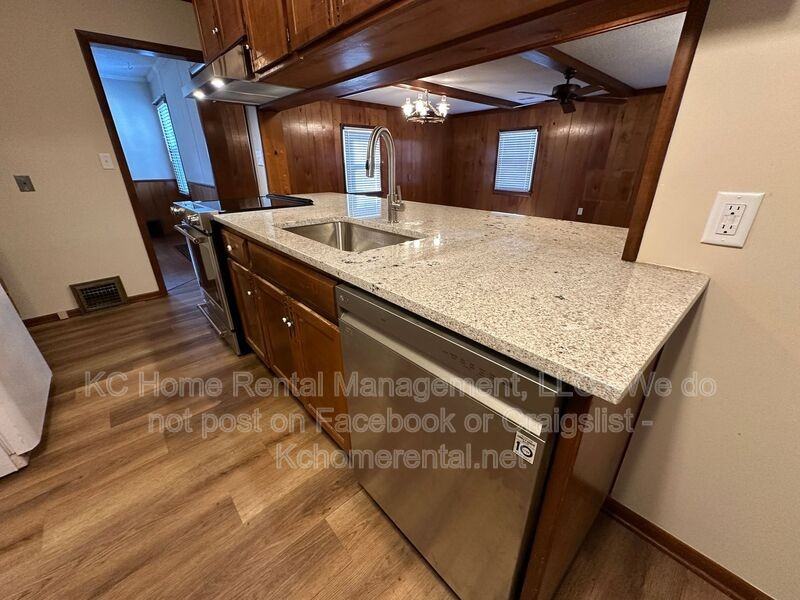 7839 Robinson St - Photo 5 of 41