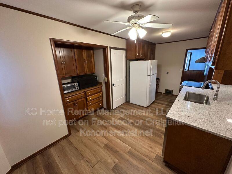 7839 Robinson St - Photo 7 of 41