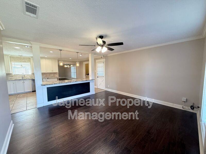 2528 Saint Joseph St - Photo 2 of 16