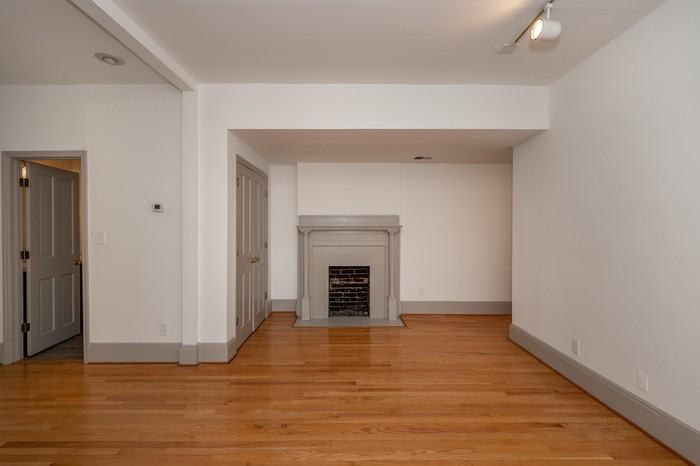 211 W 9th St #5 - Photo 4 of 29