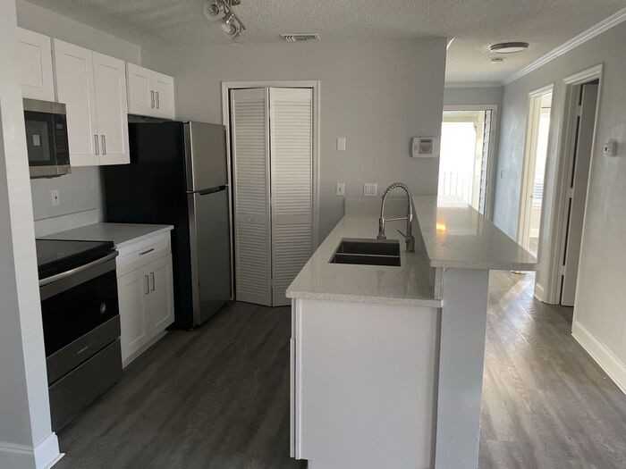 5980 Westgate Dr #202 - Photo 6 of 7