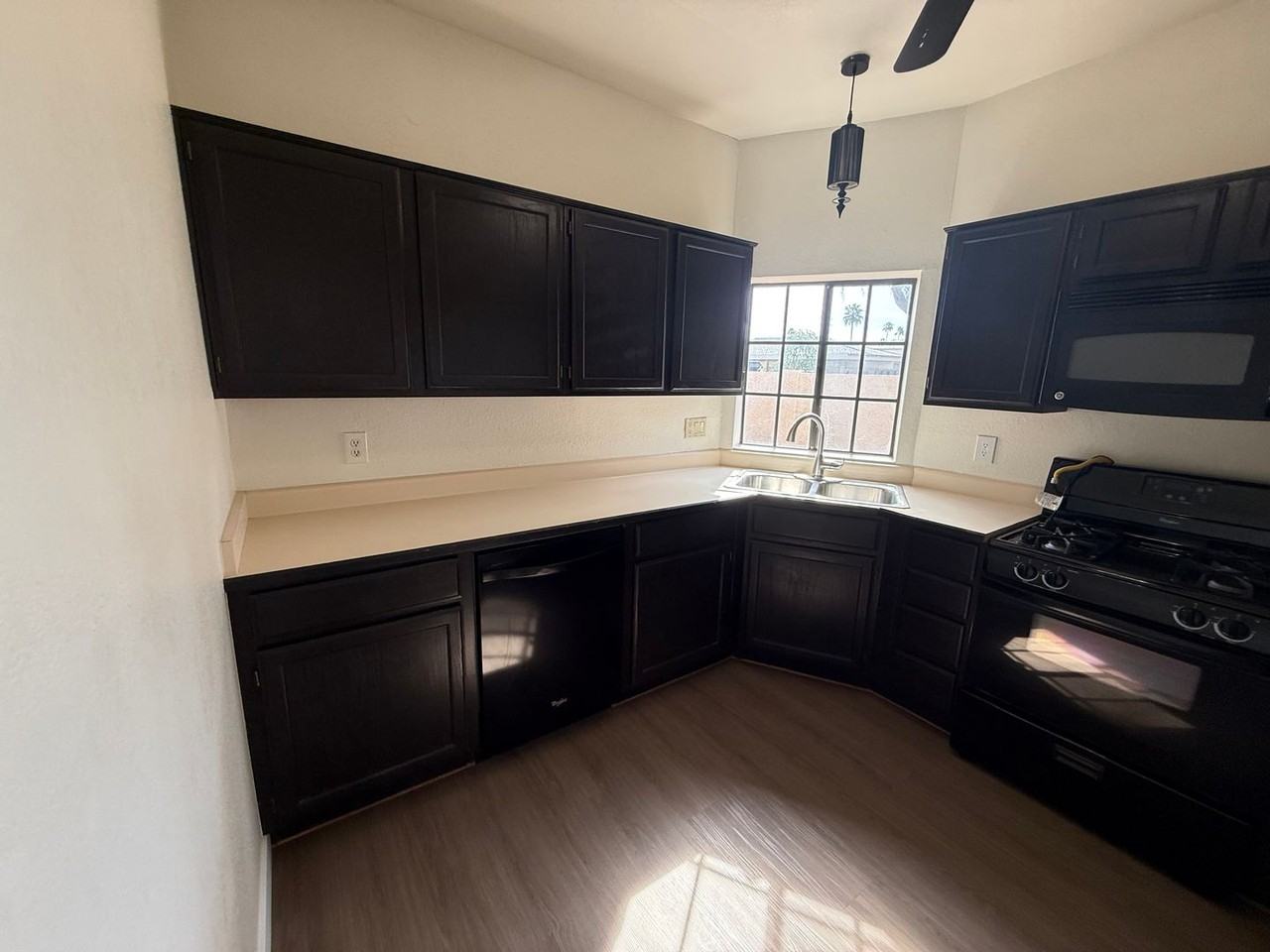 2049 N Sunset Dr - Photo 6 of 15