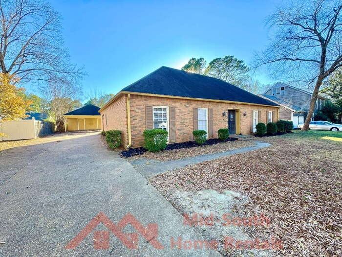 6843 Amersham Dr - Photo 3 of 32