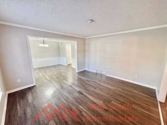 6843 Amersham Dr - Photo 4 of 32