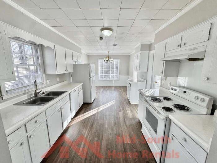 6843 Amersham Dr - Photo 5 of 32