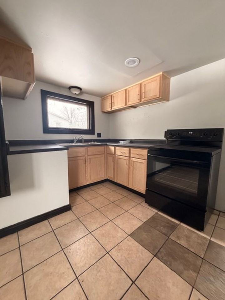 1002 Lindoo Ave E - Photo 4 of 19