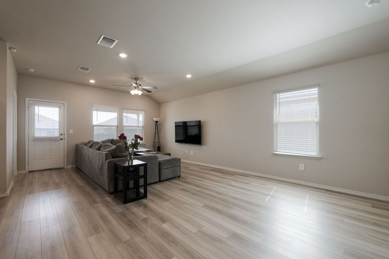 2334 Aylesbury Dr - Photo 3 of 15