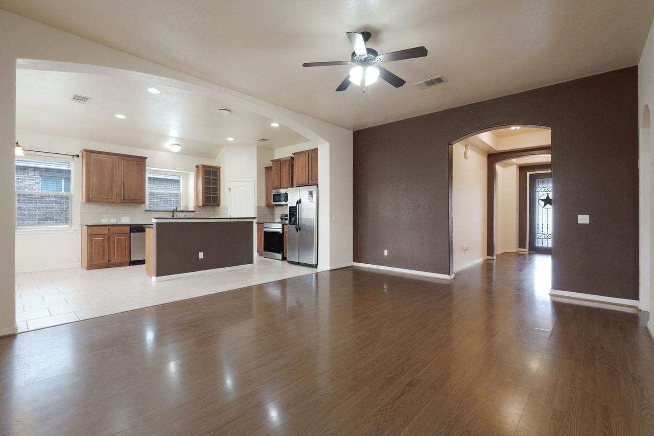 6801 Alvin Dr - Photo 3 of 17