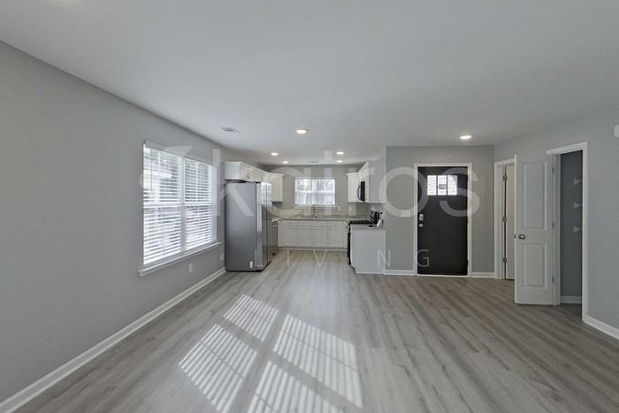 342 Angela St - Photo 4 of 20