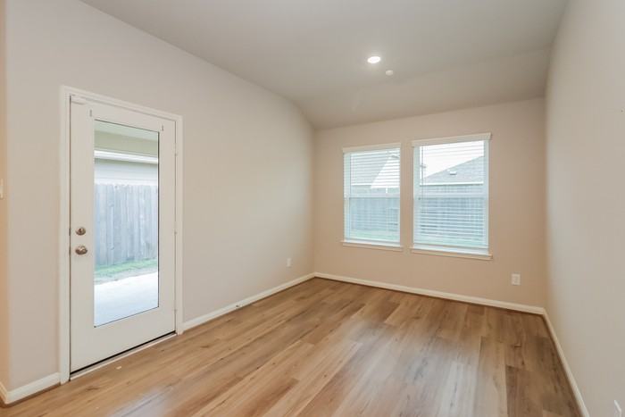 1022 Modesto Dr - Photo 4 of 15