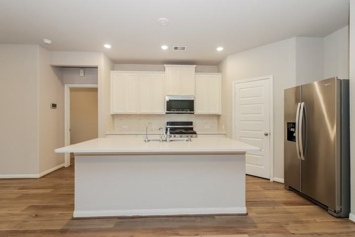 1022 Modesto Dr - Photo 5 of 15