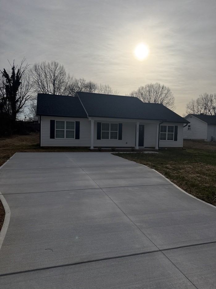 1002 Grace Ave - Photo 2 of 15