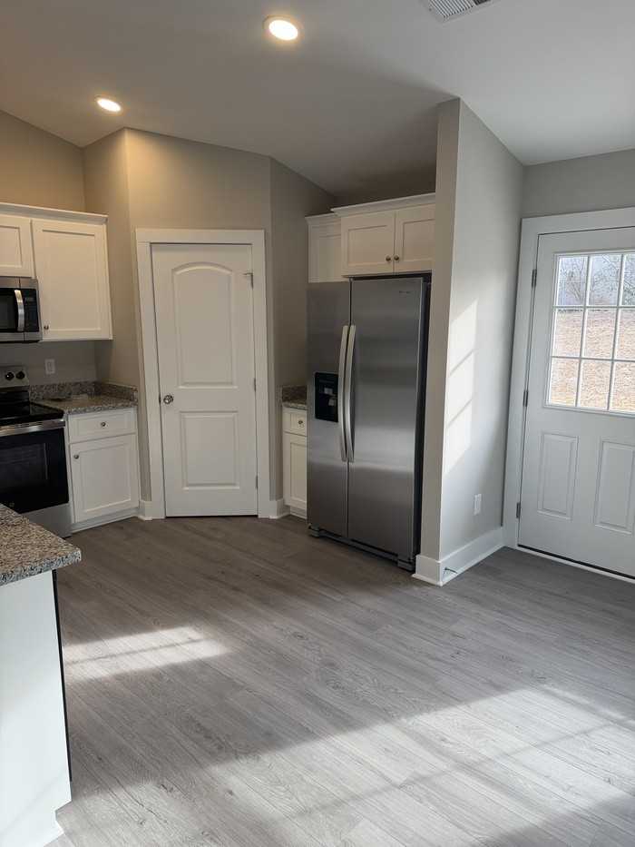 1002 Grace Ave - Photo 6 of 15