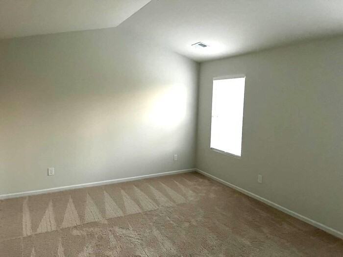 22 Chalet Ct - Photo 6 of 19