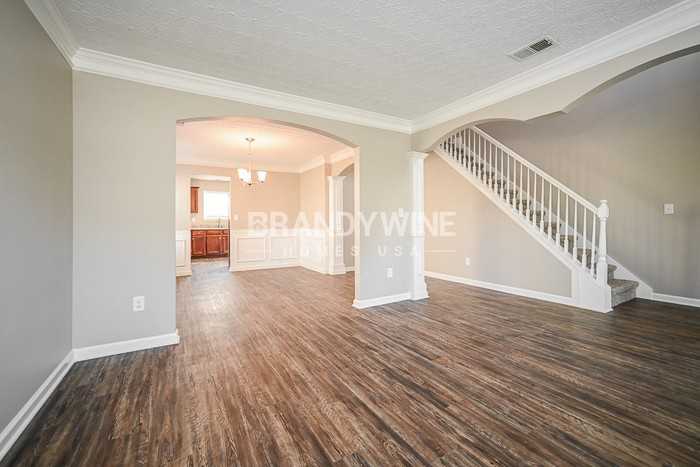 801 Lake Chase - Photo 3 of 18