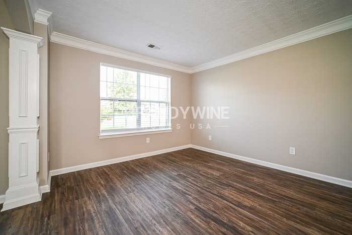 801 Lake Chase - Photo 4 of 18