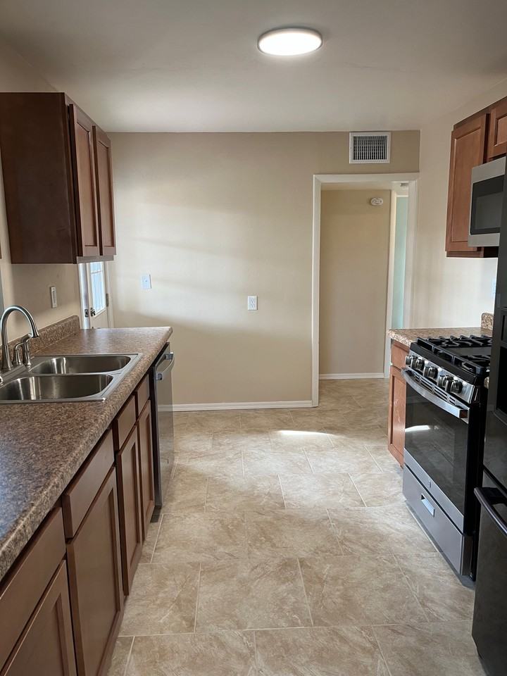 3702 E Seneca St #NA - Photo 7 of 13