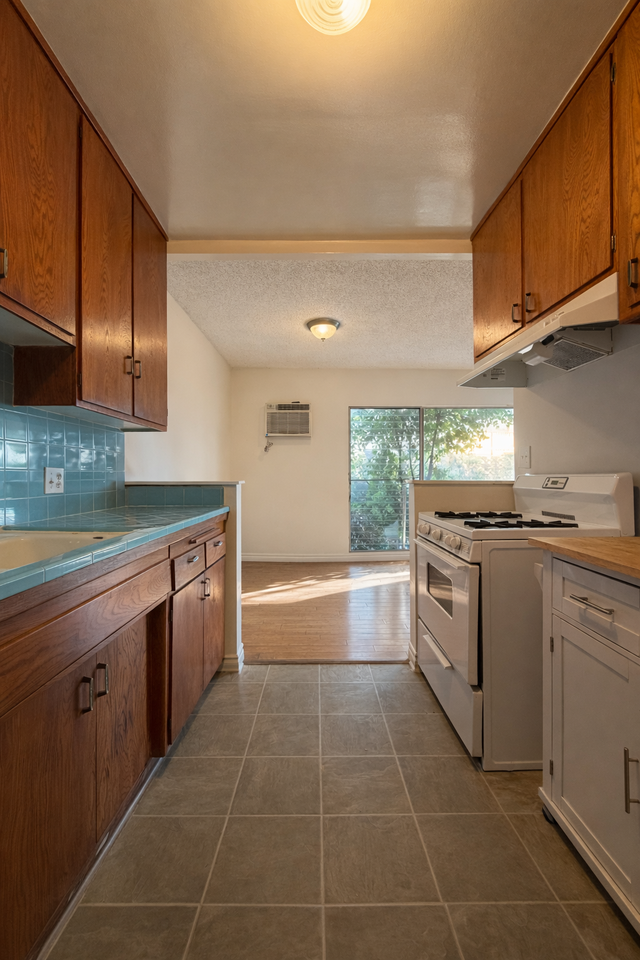 1533 N Hayworth Ave #104 - Photo 4 of 14