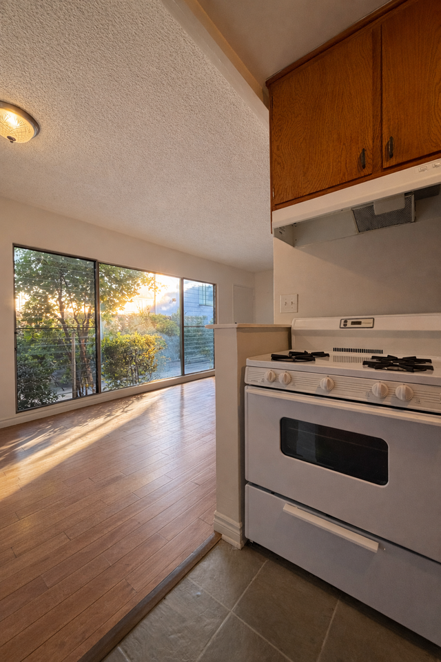 1533 N Hayworth Ave #104 - Photo 6 of 14