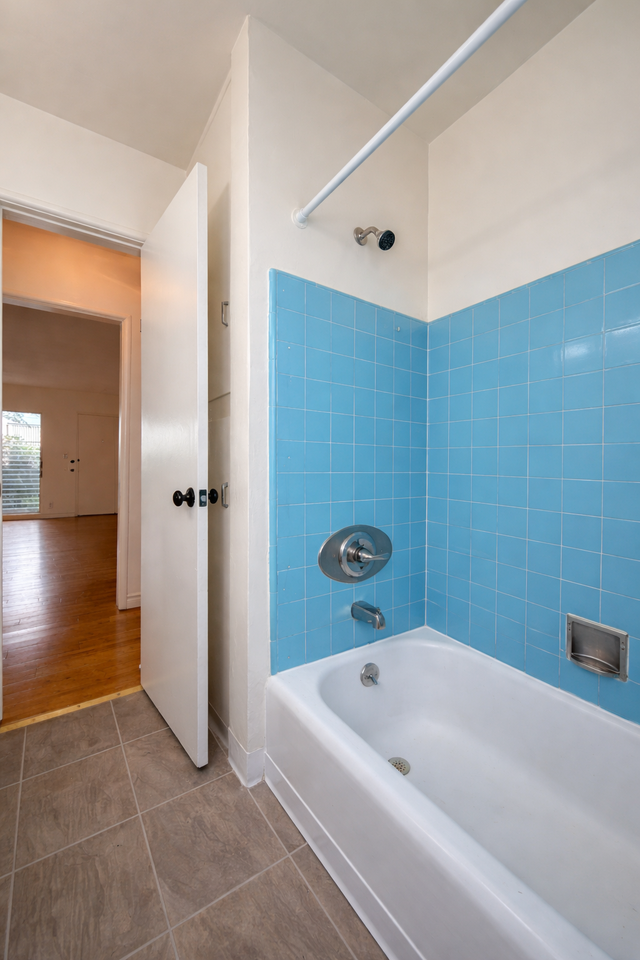 1533 N Hayworth Ave #104 - Photo 7 of 14
