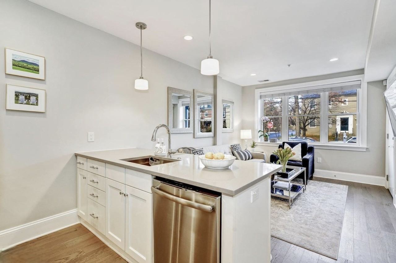 3918 W St Nw #4 - Photo 4 of 19