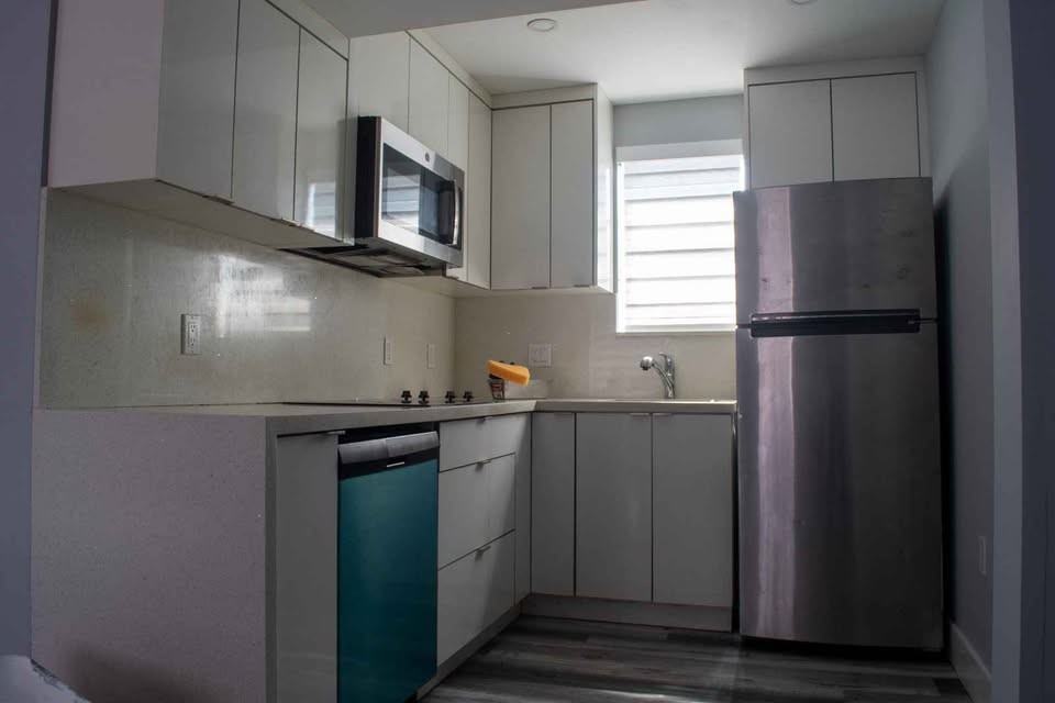 1652 Nw 1st St #2 - Photo 3 of 5