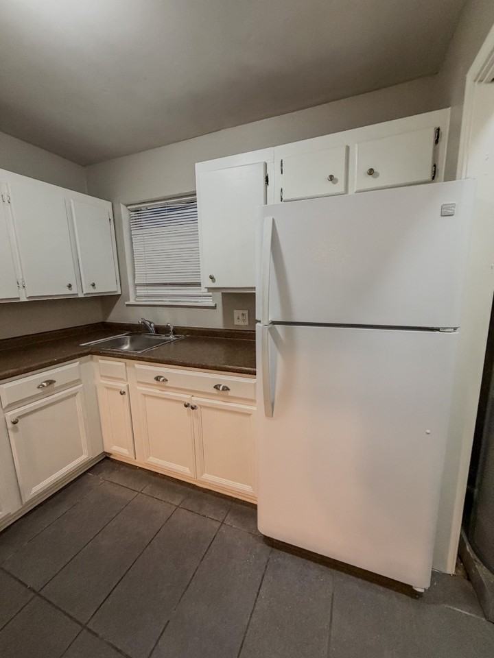 205 Windward St - Photo 2 of 10