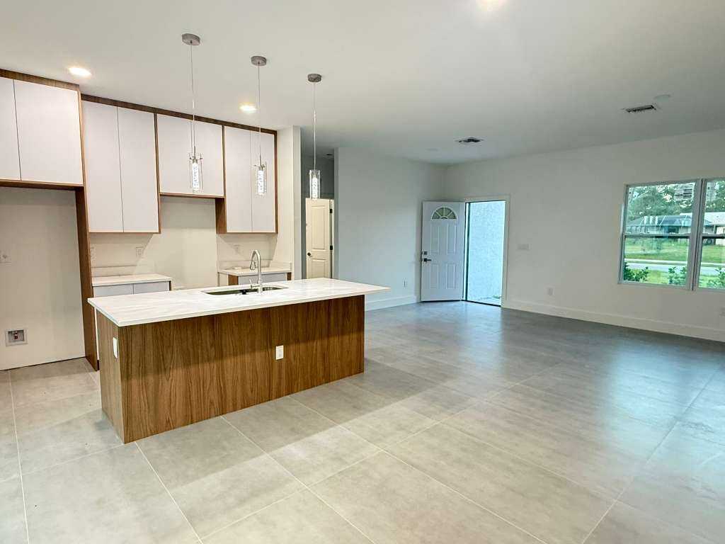 407 Harbor Boulevard - Photo 4 of 15