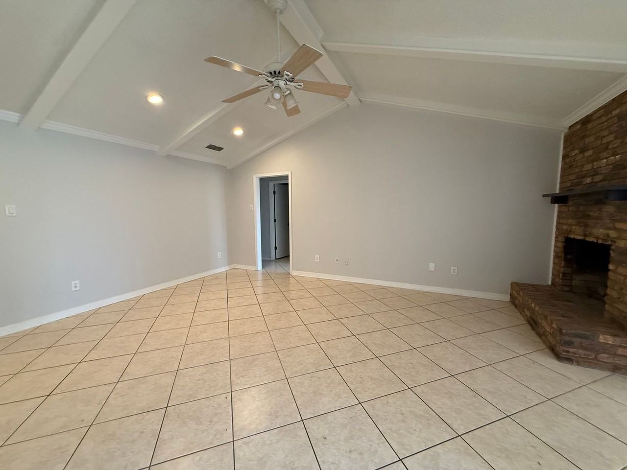 4817 72nd St - Photo 3 of 18