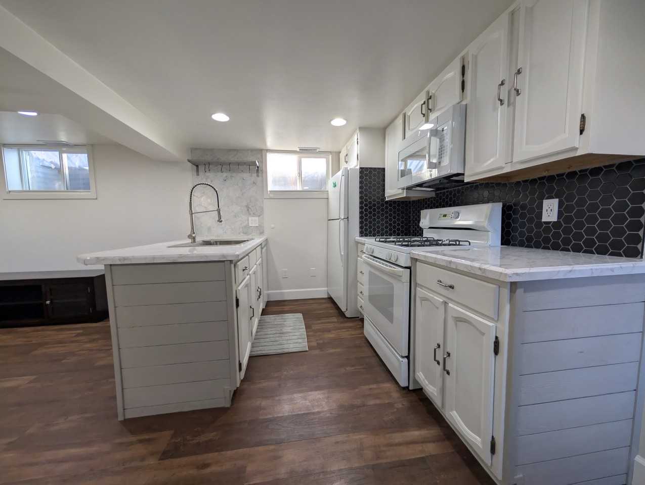 2275 E Hollywood Ave - Photo 3 of 21