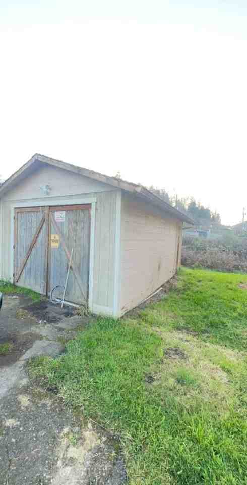 63718 Ellen St - Photo 3 of 12