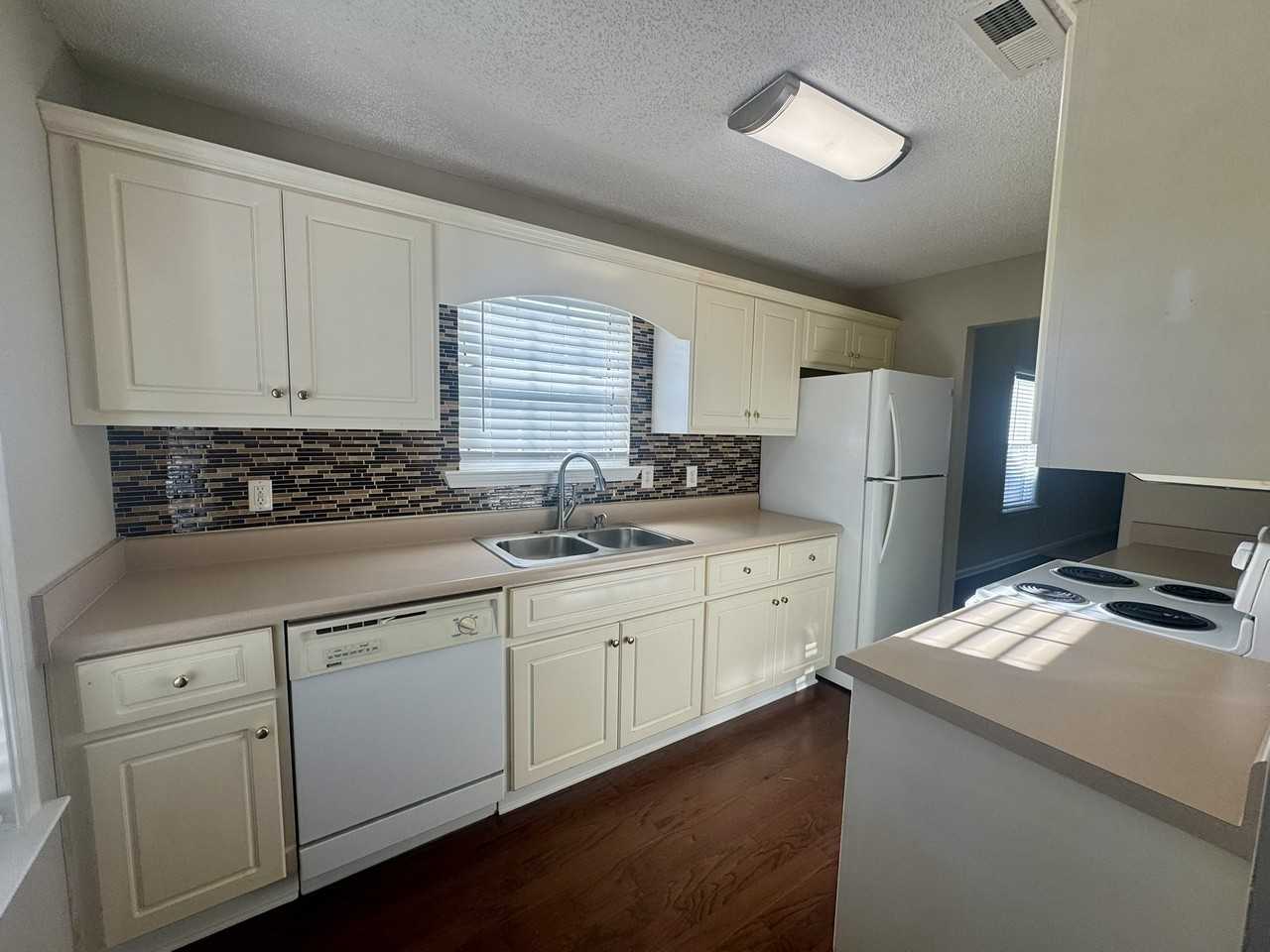 1653 Summerwoods Cir #1 - Photo 4 of 19