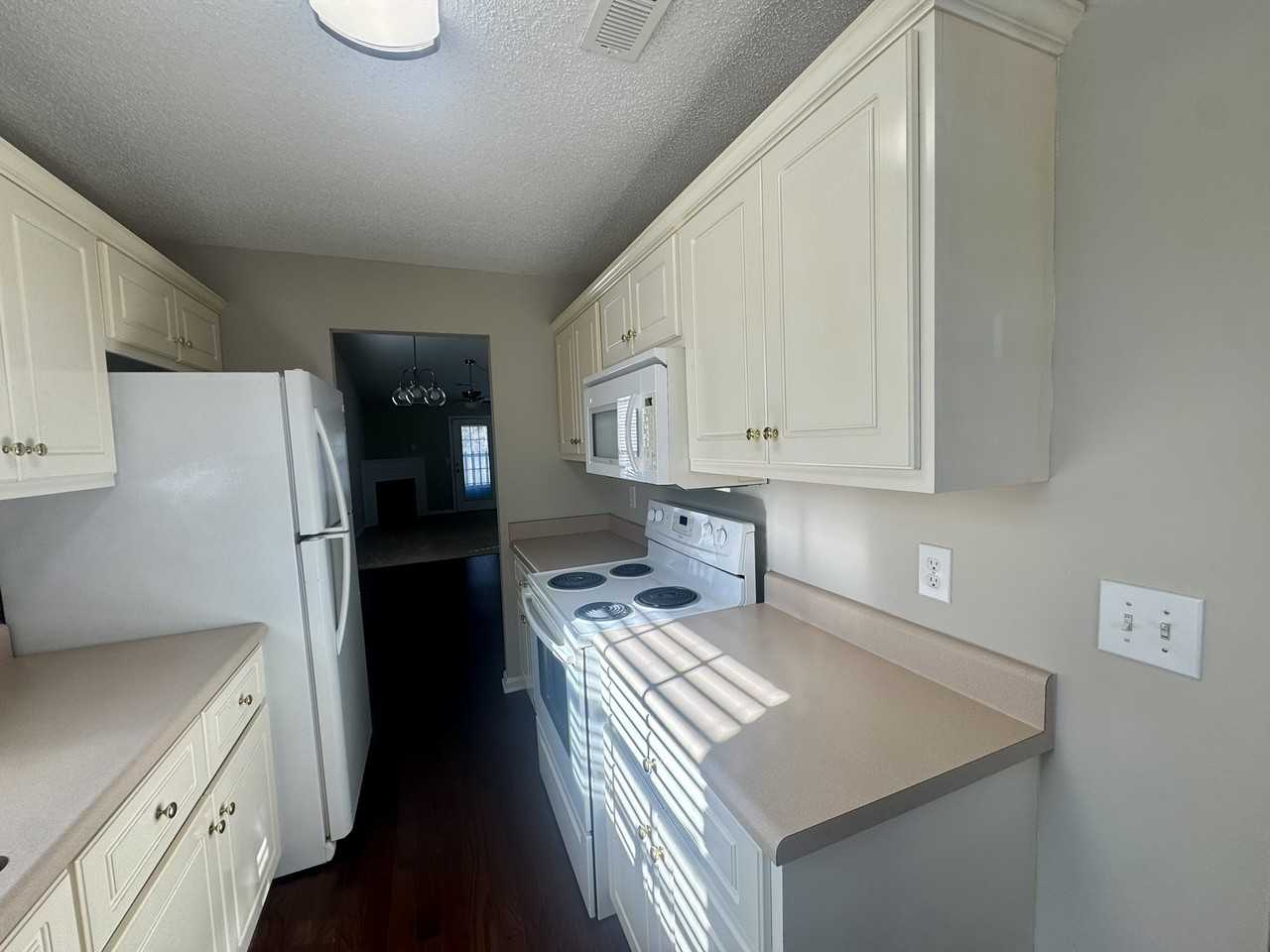 1653 Summerwoods Cir #1 - Photo 5 of 19