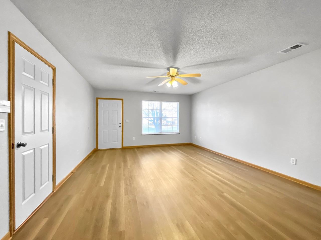 409 Nw Woodbury Dr - Photo 4 of 16