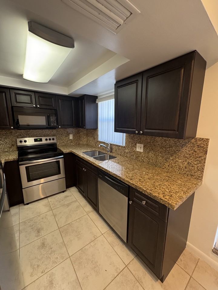 3331 Nw 101st Ave #3331 - Photo 3 of 11