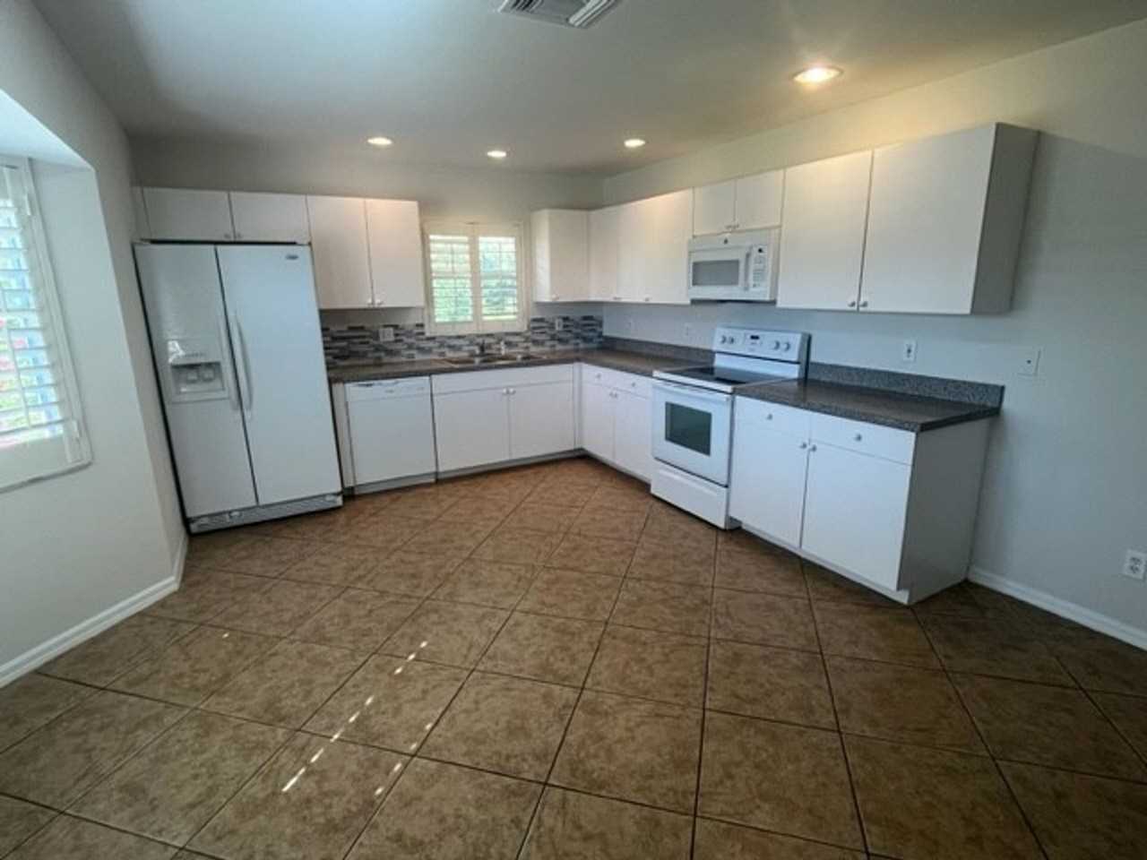 1126 Calmar Ave - Photo 6 of 20