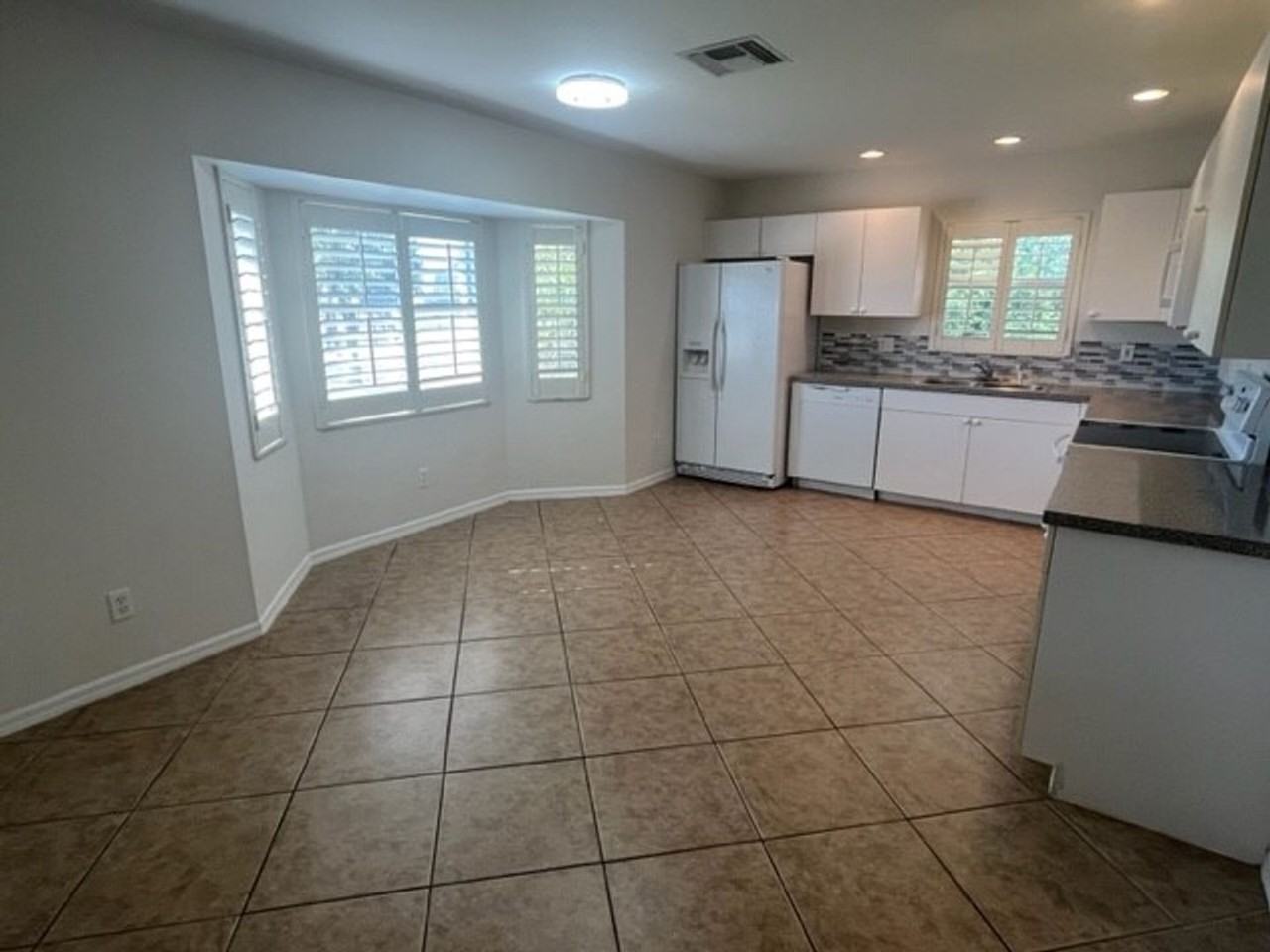 1126 Calmar Ave - Photo 7 of 20