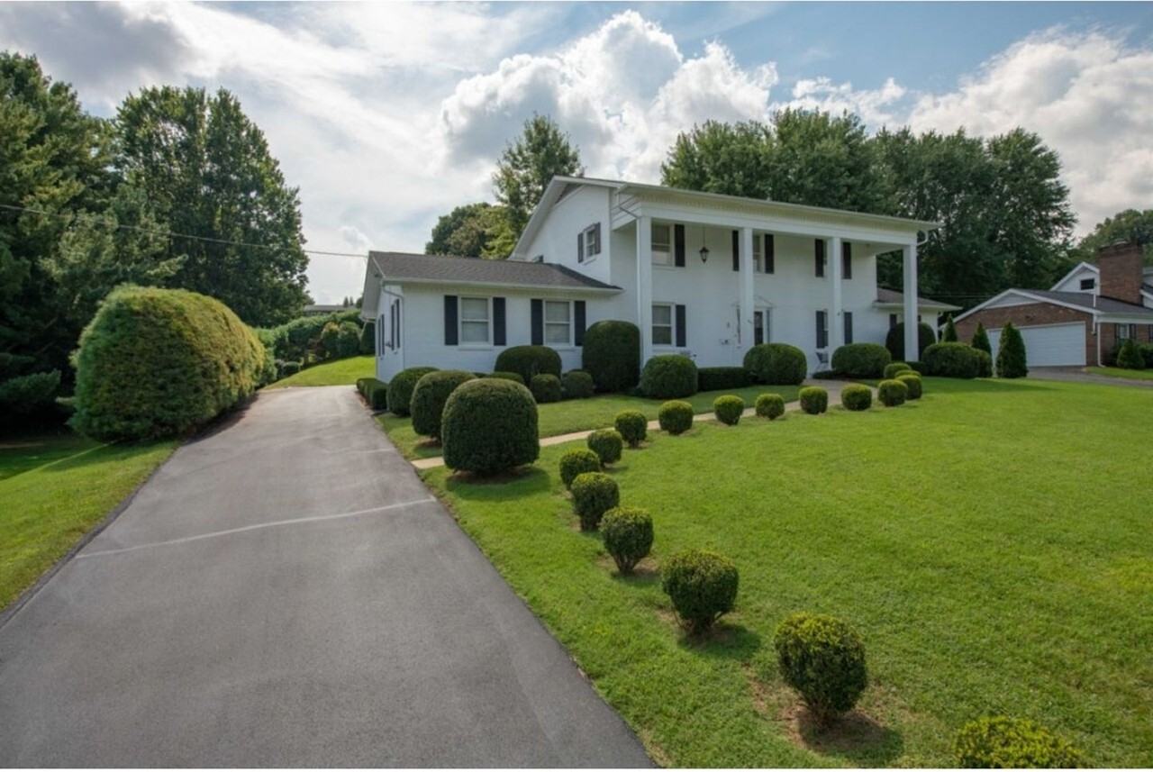 605 N Hills Dr - Photo 2 of 25