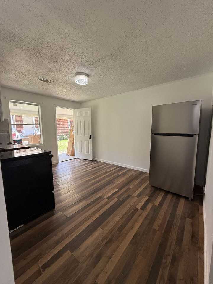 806 Armory Dr #B - Photo 4 of 22