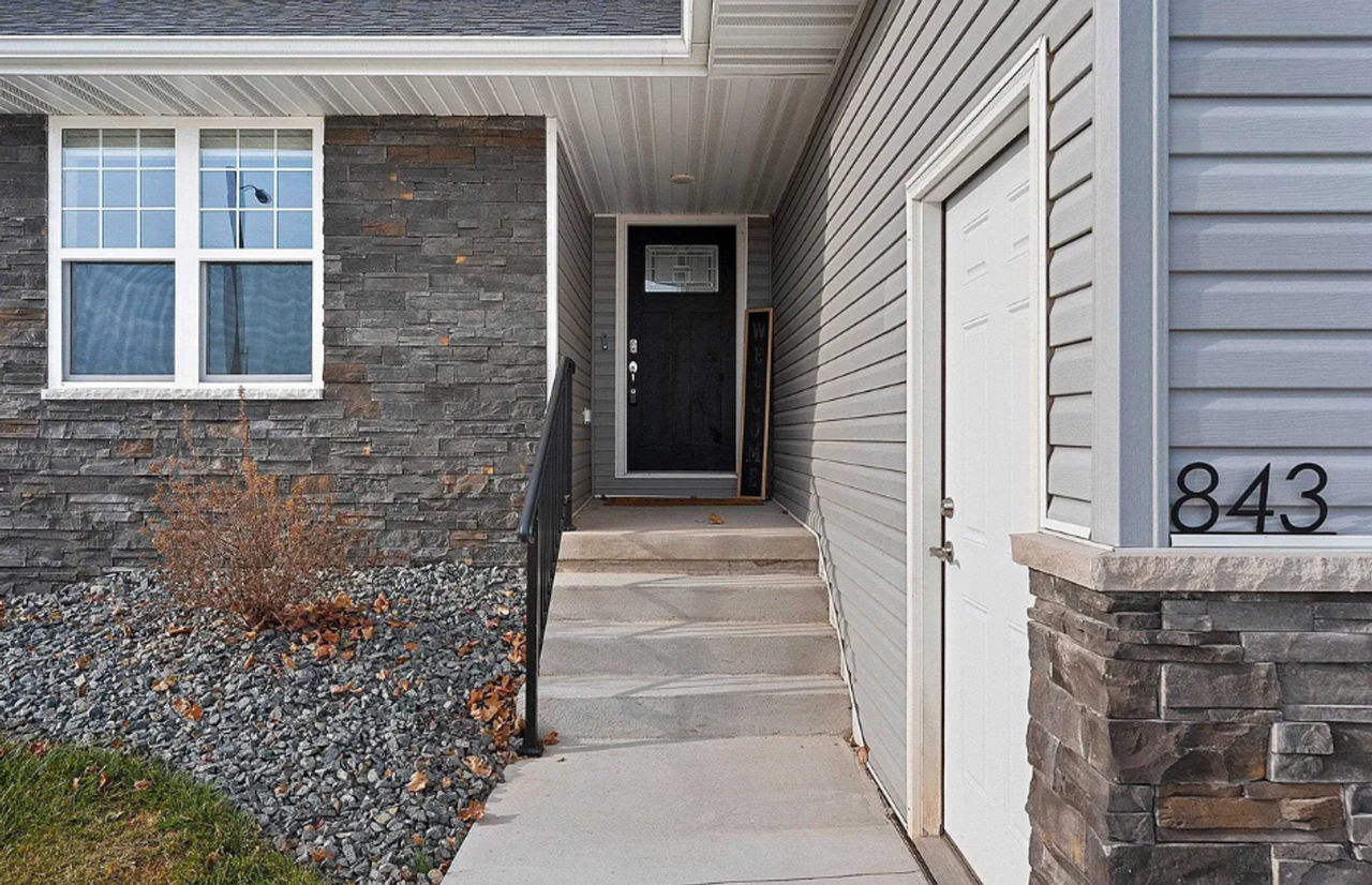 843 Red Hawk Dr - Photo 2 of 32