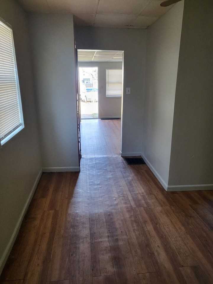 414 E Virginia St - Photo 4 of 10